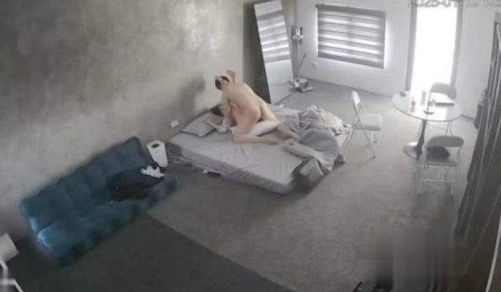 黑客破解家庭网络摄像头偷拍住毛坯房的年轻情侣疯狂做爱有时一天做爱几次