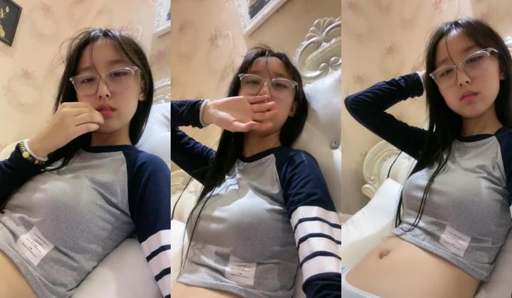 眼镜学生妹！表情酷酷很高冷！近期下海不容错过，脱下内裤翘臀肥穴，掰穴特写洞洞紧致，手指磨蹭