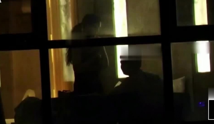 【五星级酒店窗外偷拍】，高挑御姐，喜欢被男友扇巴掌，在沙发上69玩的不亦乐乎，最后好像被颜射了