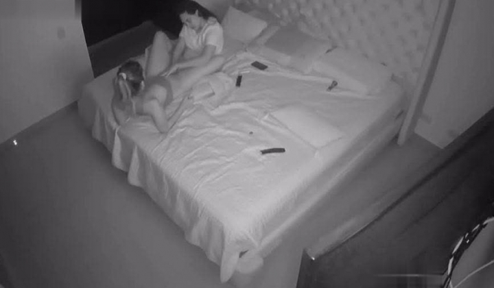 家庭摄像头破解偸拍各种百合女私下如何性爱抠、磨、吸、道具玩的也很满足