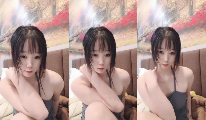 高冷颜值妹妹！新人近期下海！应要求秀一波，脱光光翘起美臀，一线舔馒头逼，翘起双腿，按摩器震动