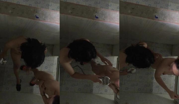 大胆牛人《游泳场简易更衣室偷拍》 ️ 爬上房顶偷拍女泳客更衣淋浴