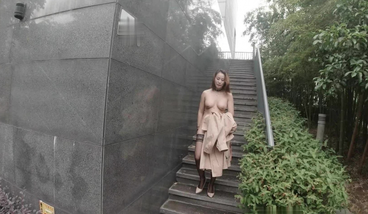 顶级反差露脸御姐，露出鼻祖，网红【火儿姐】景区裸行高清原版视图，大奶美腿女人味十足