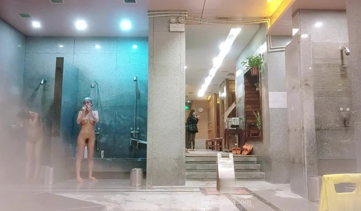️洗浴酒店女士区内部真实曝光，入镜的年轻美女太极品了，肤白奶大又挺，还发现一位孕妇宝妈