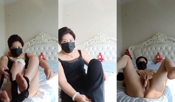 熟女阿姨 在家发骚了 在家紫薇叫声好销魂 看着还蛮有气质 年龄大了淫水还是这么多