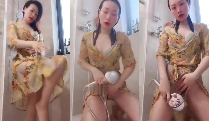 快手丝足熟女【辣菇凉三姐】双女诱惑露脸发骚勾引粉丝，各种服装尽饱眼福