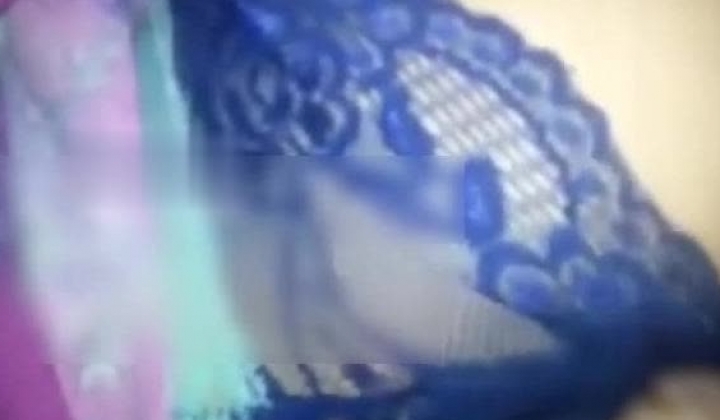 偷偷插入熟睡中表姐的逼逼 不小心给内射了