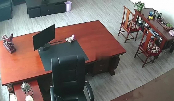 黑客破解摄像头偷拍 ️河北某摄影店女老板 年纪30左右 在公司办公室与2名男子长达两年偷情记录