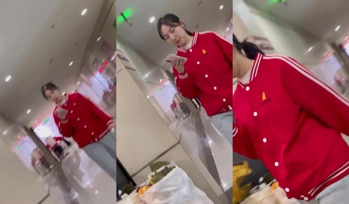 低头看手机某服装专卖店营业员下面可爱的馒头穴