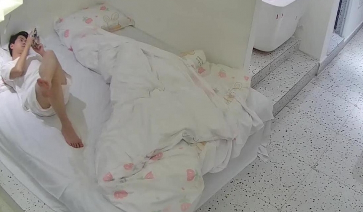 大学城 女生原本受邀来拍私房照 结果嘴被塞了鸡巴 逼也挨了操 丝绸薄纱的衣服 好诱惑好出片