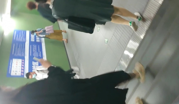 魔手 外购流出《撩裙、露毛、靓妹美少妇》高颜值丁字裤靓妹 丁字裤长毛毛美女