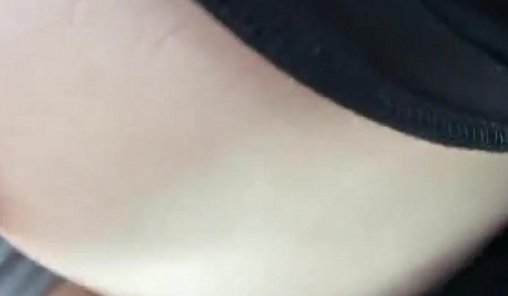 小哥和身材火爆的女友长途大巴最后一排啪啪玩车震 超刺激