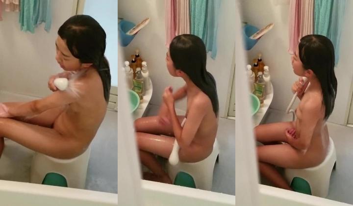 冒险爬窗偷拍邻家少女洗澡!心情很好喔~一边洗一边唱歌