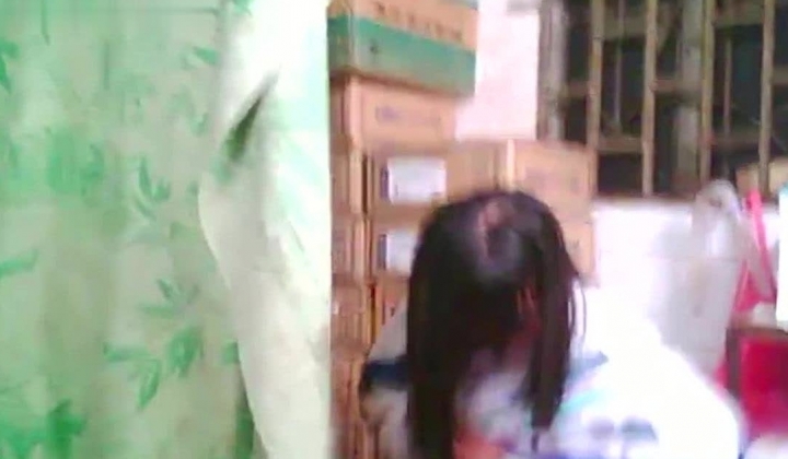 坏医生偷拍给学生妹打屁股针,非得让学生妹把裤子往下多脱一点,怼着屁股猛拍