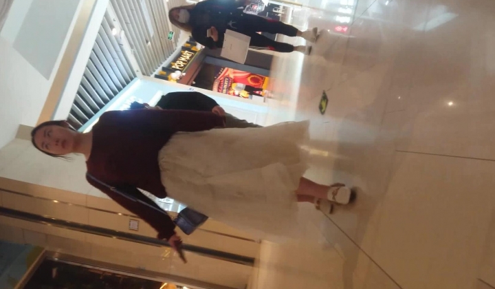 魔手 外购流出《撩裙、露毛、靓妹美少妇》高颜值丁字裤靓妹 丁字裤长毛毛美女