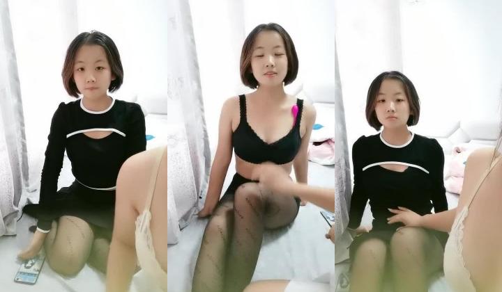 一起上卫校的姐妹俩，双双下海，跳蛋塞逼里出门，逛街、打车，震得骚痒的小穴好多水，回家赶紧解决需求！