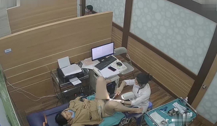 《妇产科监控破解》多位美女少妇张开大腿让医生又抠又摸检查阴道