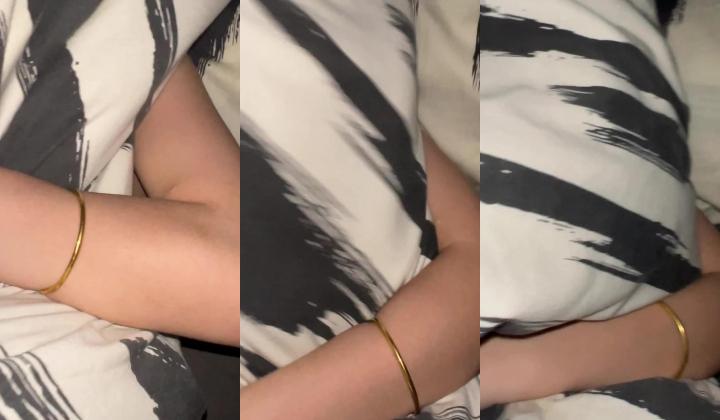 声音甜美可爱的眼镜妹羞答答的，刚开始还放不开一副娇羞的表情，一遇跳蛋秒变小母狗，刺激露脸性爱