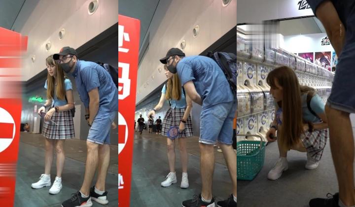 【YZWCD】YC278穿着jk裙的老外弯腰！镜头塞入拍粉色骚丁！