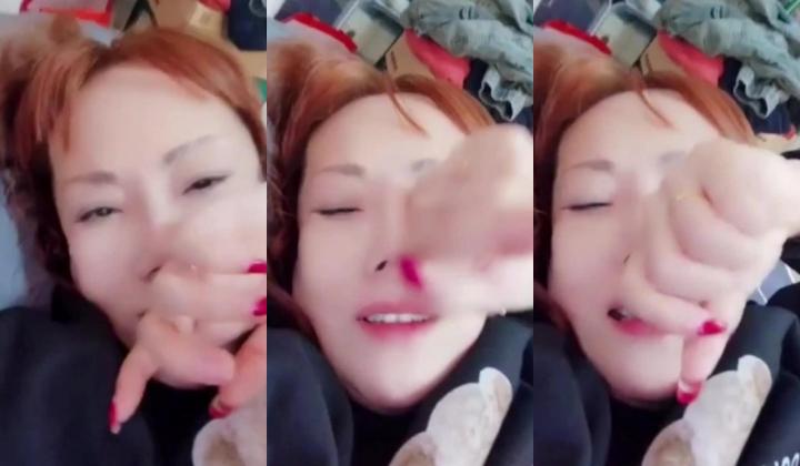 快乐熟女  居家淫乱的生活  戴套上阵安全第一，服务相当到位，吹硬舔爽在做爱