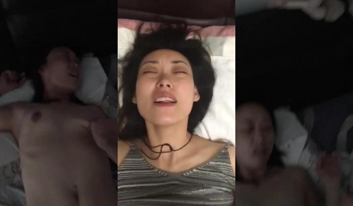 阿姨：我是老公的小母狗小骚货，射里面，射满给我，~~啊啊啊老公·· 射满给我我要我要~~嗯嗯嗯 男：射了宝贝