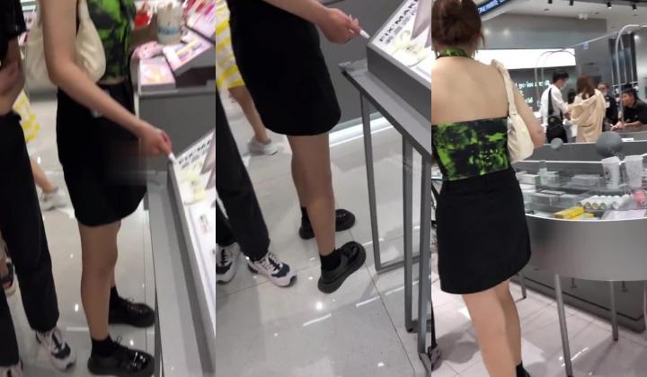 地铁商场贴身极限偸拍数位小姐姐裙内碰到几位超骚的反差婊不穿内裤真空露逼出门以为裙子长就没事了