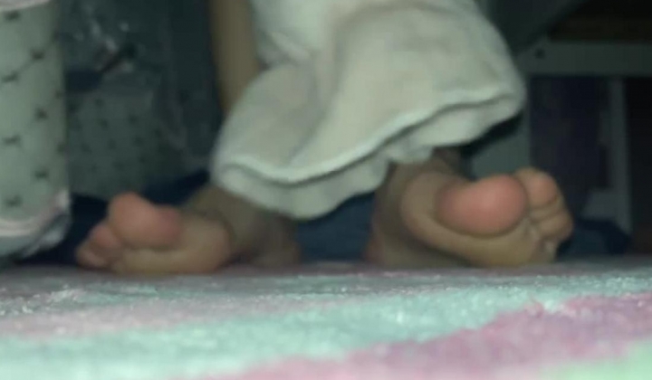 在表妹的手机里发现的 平时一本正经的乖乖女没想到还是一个小骚货