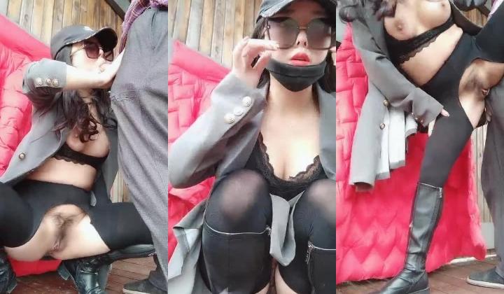 渣女来袭户外勾搭农民工大哥激情啪啪，漏奶漏逼大风衣，口交大鸡巴让大哥草了骚逼草菊花把自己搞喷口爆吞精