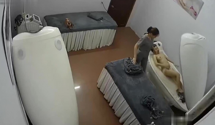 黑客破解美容院摄像头 偷拍女顾客脱光衣服激光雷射.脱毛护理