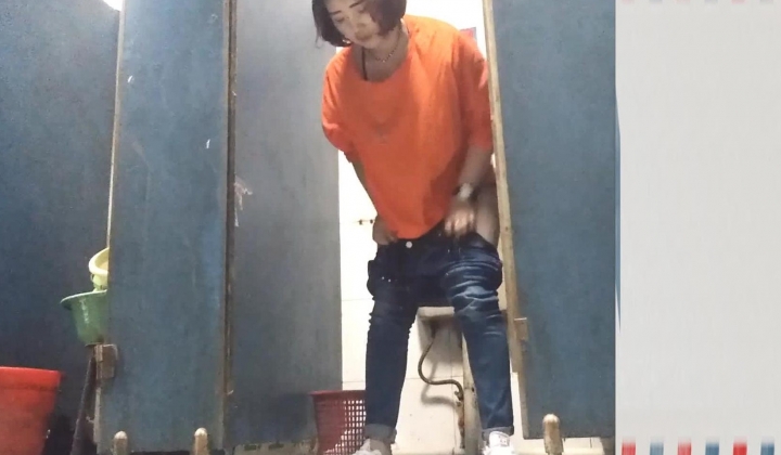 男扮女装淡定坑神国产无门女公厕当面对着拍有年轻漂亮美女有良家少妇有熟女多个年龄段