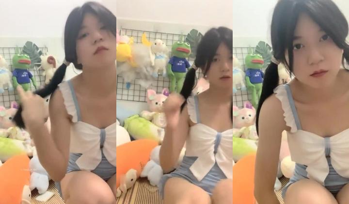 在校女大学生，【波波涩涩】，这个岁数看起来好小，含苞待放的小花骨朵，青涩，少女的逼无需多言，美爆了