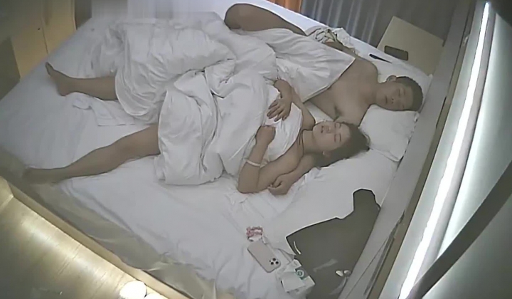 酒店偷拍年轻小伙把女友的逼逼擦干净狂舔后各种体位疯狂撞击干完不忘给逼逼拍照