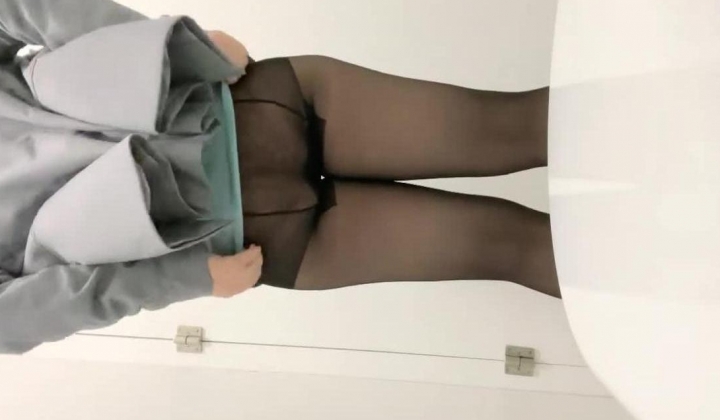 小区的物业美女真骚，【露露儿酱】办公室偷偷玩跳蛋，到厕所自慰，奶子大逼逼肥美