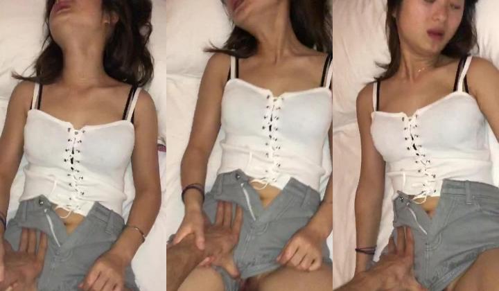 皇后酒吧认识的迪吧小喽啰妹妹，带回酒店开房，卧槽 这也太骚了，内裤也没穿，兴奋扒开裤子直接进入 拉我手摸她奶！