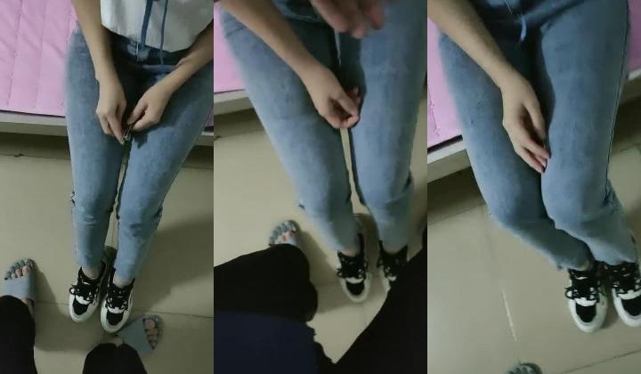 【刚来的校妓】，帆布鞋，牛仔裤，白T恤，圆润白皙的小翘臀，迎接小伙阵阵饥渴的炮火，观赏性极佳