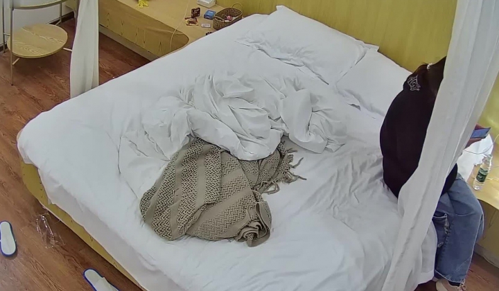 酒店偷拍极品清纯美女和男友酒店腻歪日常早晚各一炮