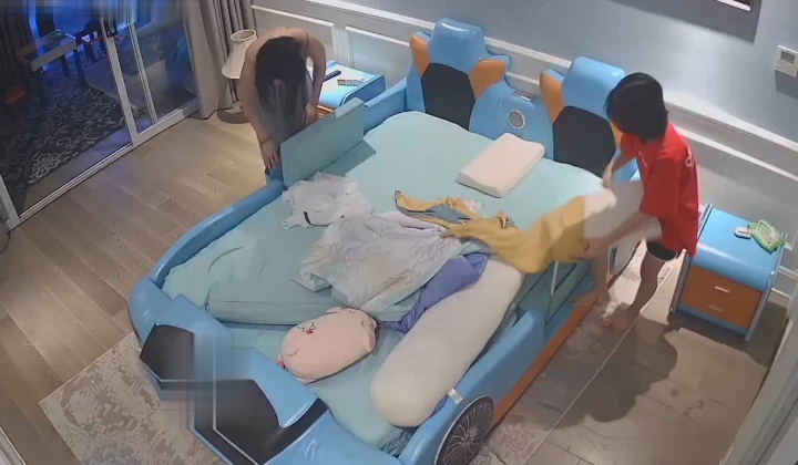 《居家摄像头破解》偷窥E奶少妇的居家日常 ️这奶子可真不是盖的