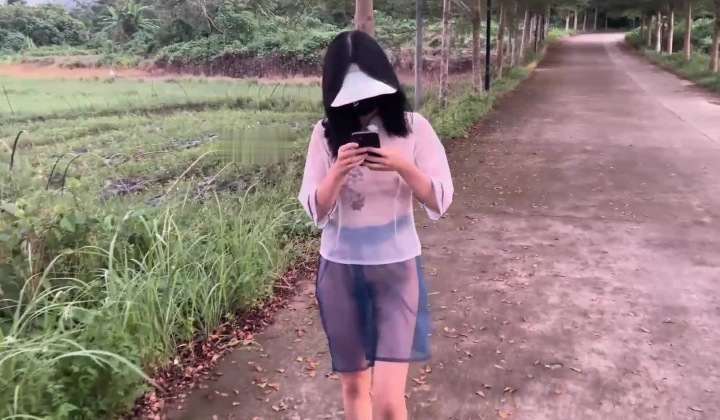 人气露出女神，【cikaimoon】，薄纱全透明，户外乡下乱逛，从白天到黑夜，闲逛青花瓷古镇好刺激！