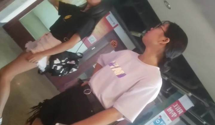 厕所偷拍两个黑衣白裤长发高颜值美女