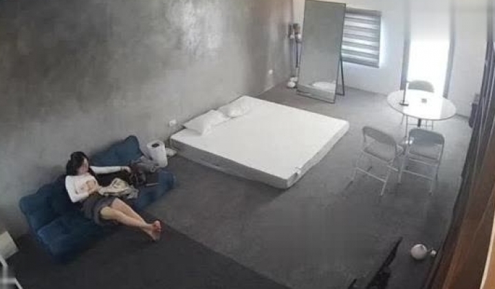 黑客破解家庭网络摄像头偷拍住毛坯房的年轻情侣疯狂做爱有时一天做爱几次