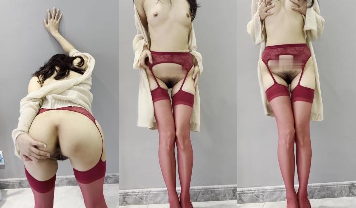 推特极品身材长腿露出娇淫妻【傲娇小仙女】最新私拍，洗澡户外露出一字马放尿销魂紫薇淫语挑逗