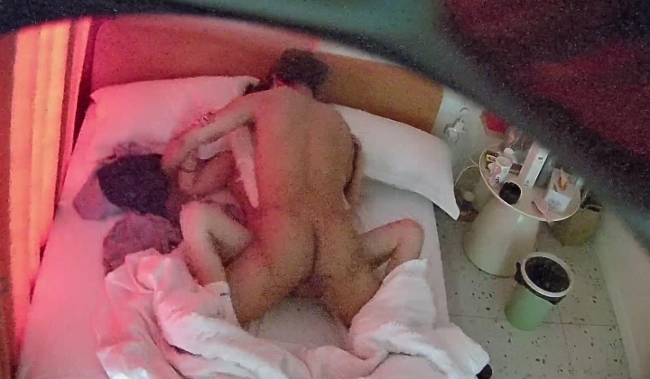 酒店偷拍 好漂亮的酥胸美女 在酒店被男朋友缠着打炮 只想传统式 无奈还是被后入