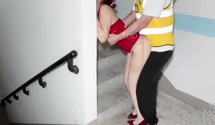 【我是奶气草莓】健身公园遇到美艳嫂子穿的如此性感骚气，长筒丝袜美腿高跟红裙！楼梯打炮偶遇外卖小哥加入