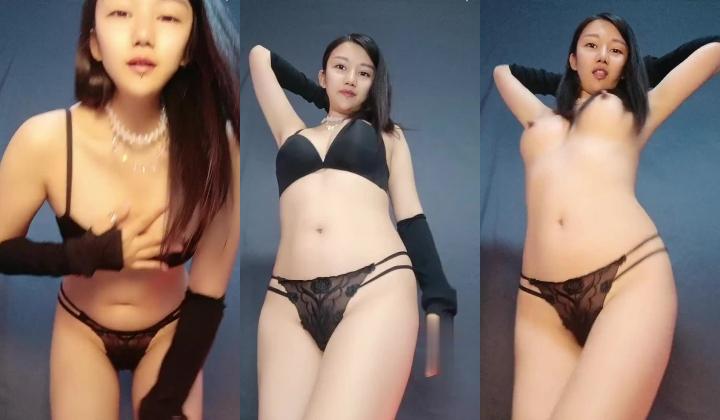 长发飘飘的妹子，身材匀称舞蹈老师，动作大方，撅起屁股扒开内裤露出黑鲍鱼侧面掰穴蝴蝶逼特写黑木耳