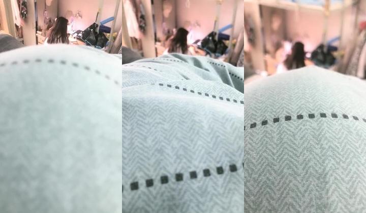 真实大学女生寝室，【大学生活好】，室友刷综艺，学生妹床上抠穴，厕所撒尿特写，大黑牛自慰，现在的00后们太疯狂，一下午赚几千