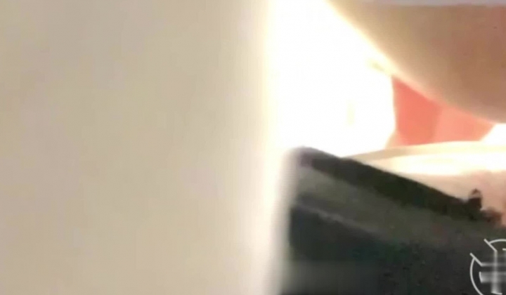 征服21岁叛逆表妹 第一次后入插表妹 表妹的逼很浅，所以很容易插得深 从下面的视角拍后入真的难拍 后面特写镜头真的看一次硬一次