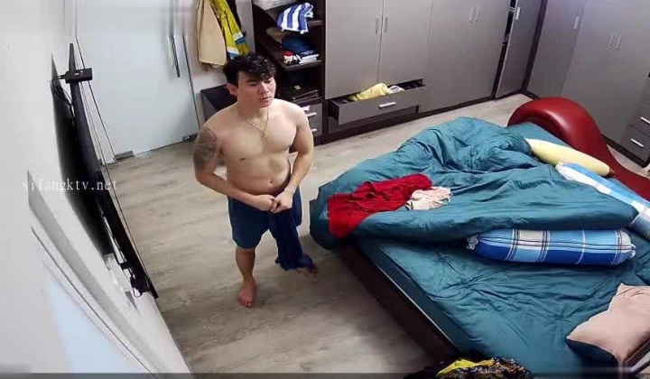 黑客破解家庭网络摄像头偷拍 有巨奶女友就是幸福