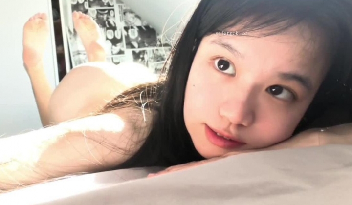 极品大眼睛纯欲萌妹【小兔绵绵】最新付费私拍，露脸性爱自慰，年龄不大小母狗属性已经爆表了