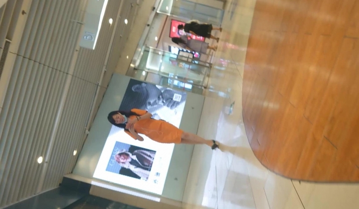 后开叉裙极品美少妇