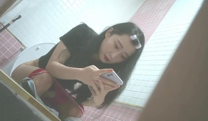 高校女厕前景偷拍 ️学妹尿尿阴毛茂盛金发女生隔着卫生纸用力按压阴蒂，还揉了几下